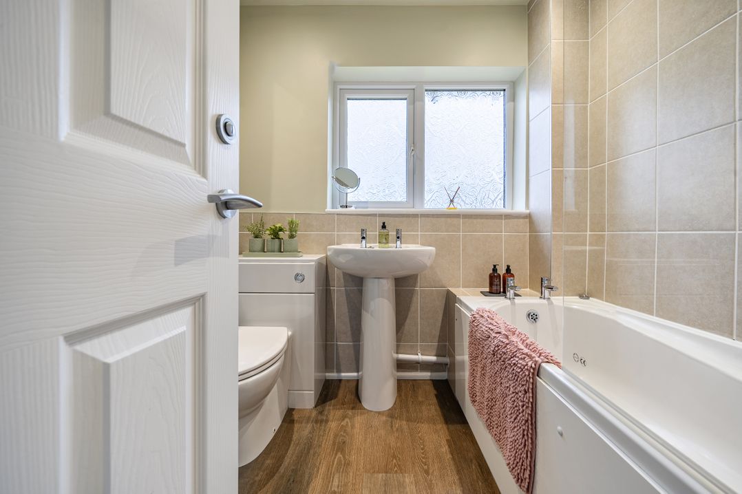 2 Bed House - Sleeps 4 - Garden - Parking - Wifi