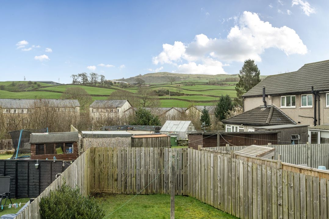 2 Bed House - Sleeps 4 - Garden - Parking - Wifi