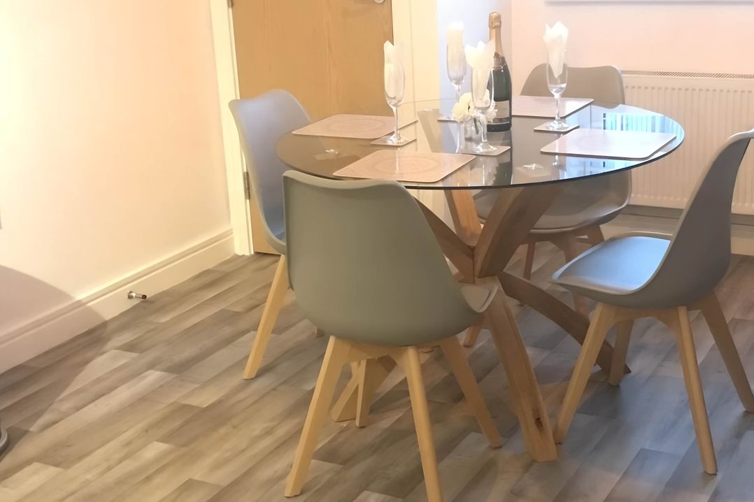 2-Bed Apartment Sleeps 4 with Garden