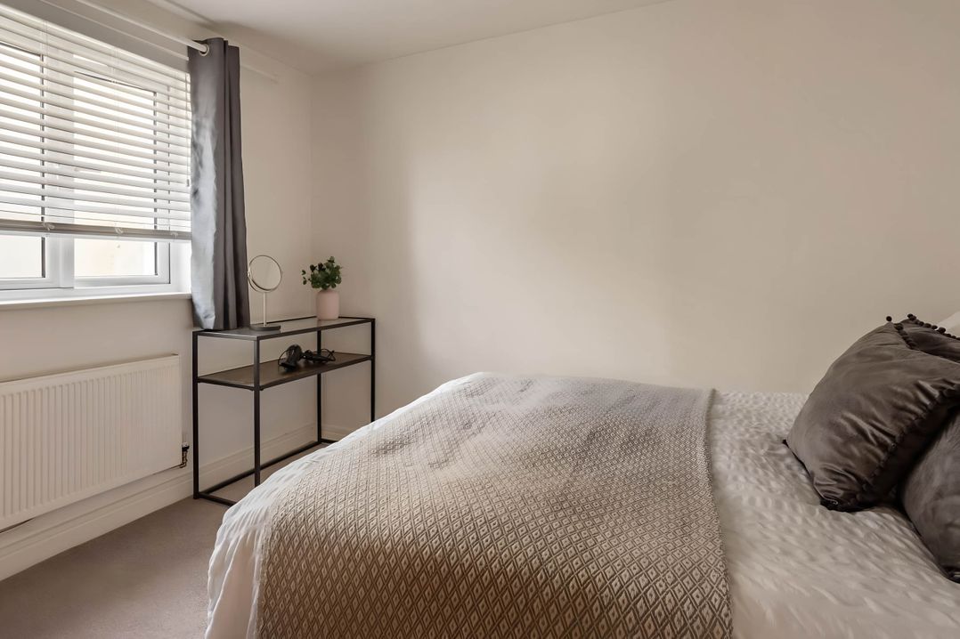 2-Bed Apartment Sleeps 4 with Garden