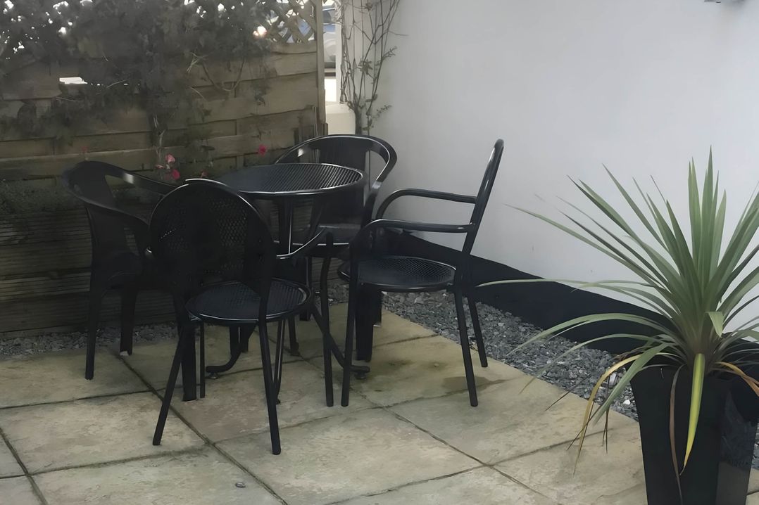 2-Bed Apartment Sleeps 4 with Garden