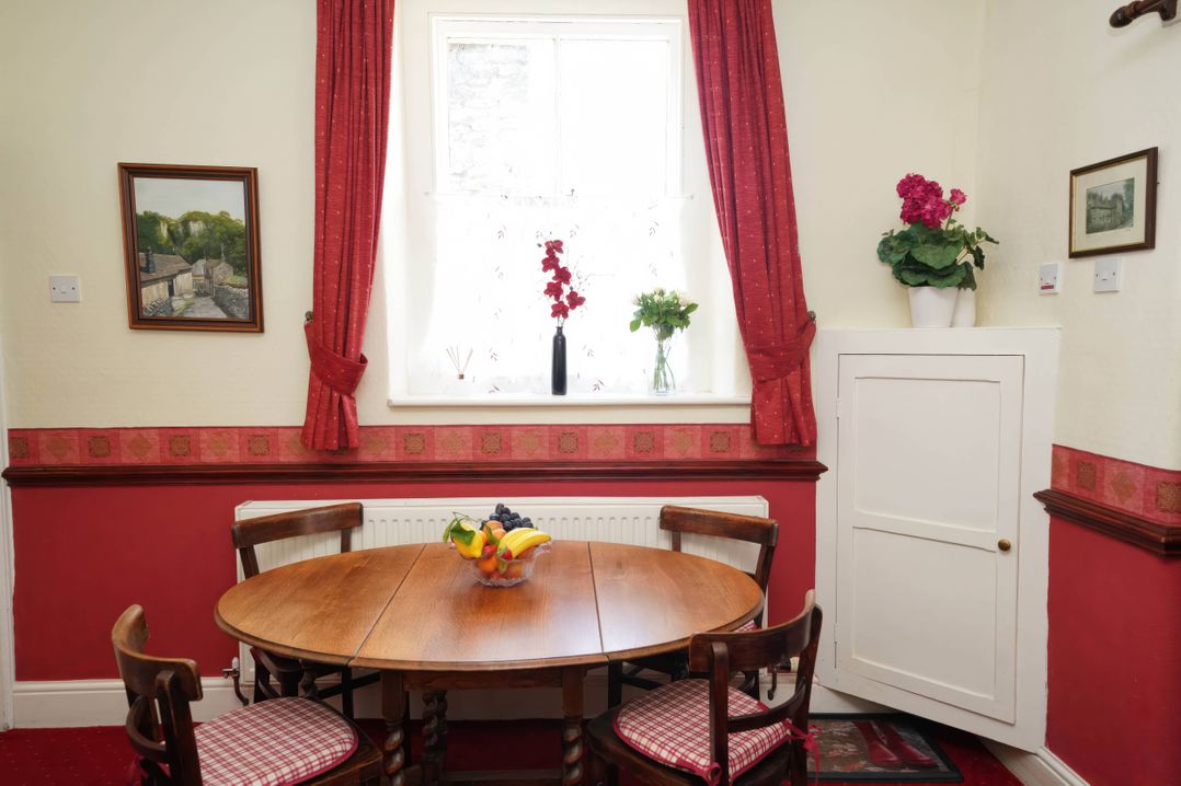 Traditional 2 Bedroom Cottage in Eyam, Hope Valley