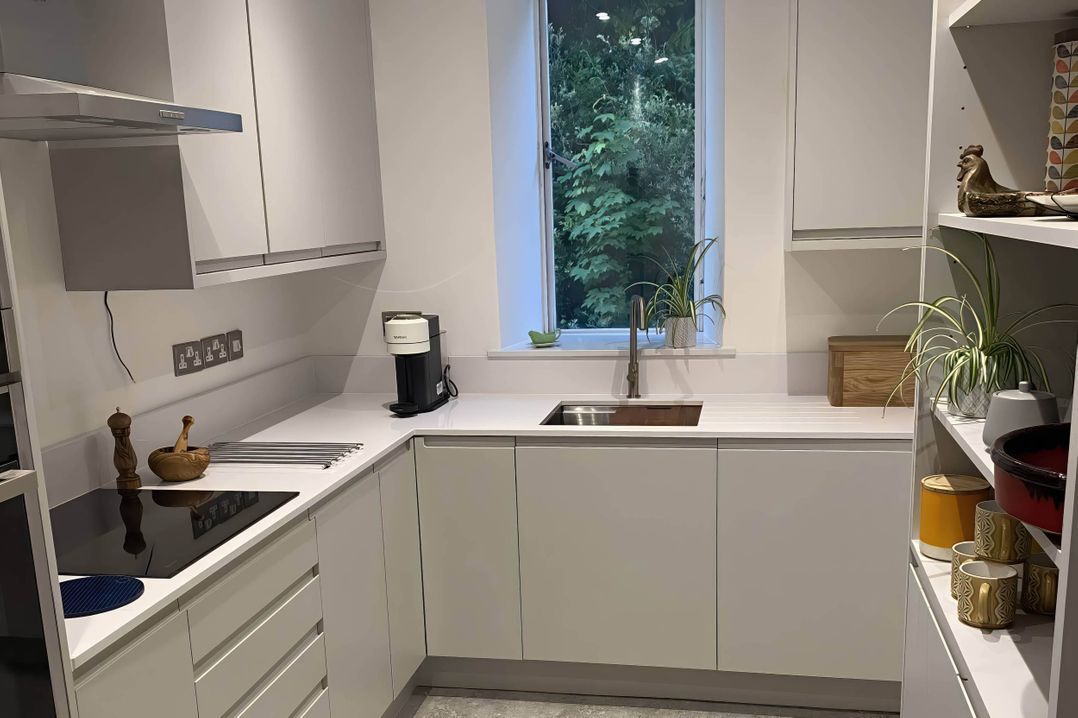 Beachside 2-Bed - Sleeps 4, Parking & Pet Friendly