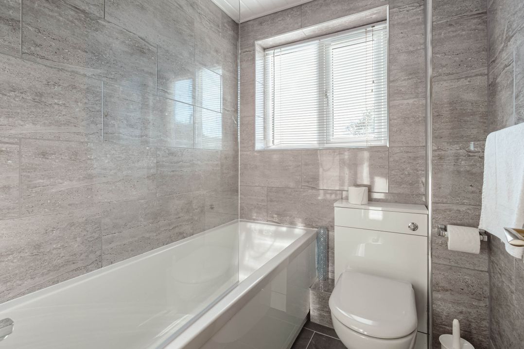 Luxury 2 Bed Room Lake View Apt Bowness Parking