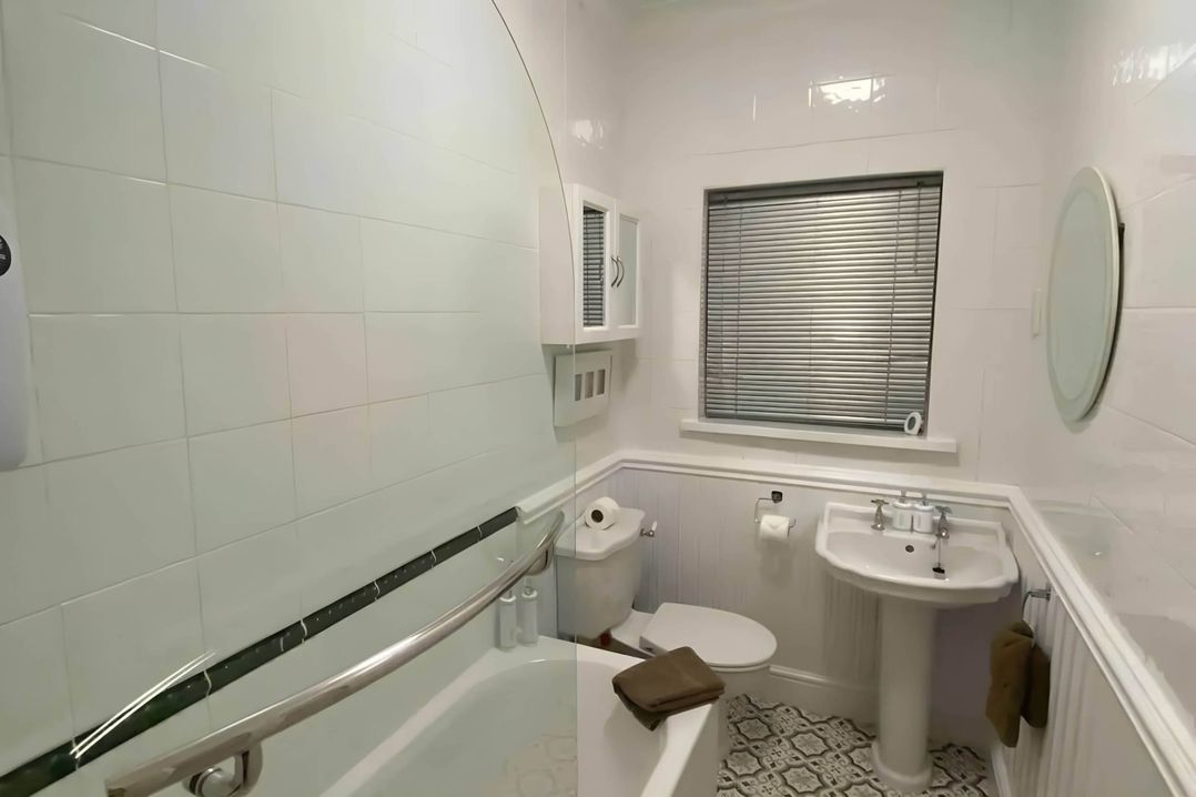 4 Bed House-Sleeps 8-Parking-Pets-MarinaSeaView