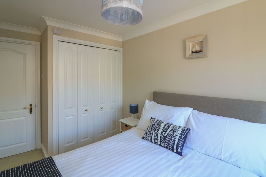 A bedroom with a bed and lamp at 6 Dartmouth House in Dartmouth