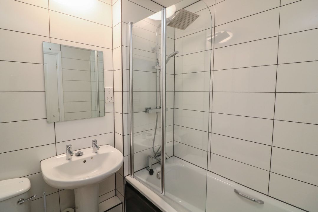 A bathroom with a bathtub and shower at 6 Dartmouth House Dartmouth