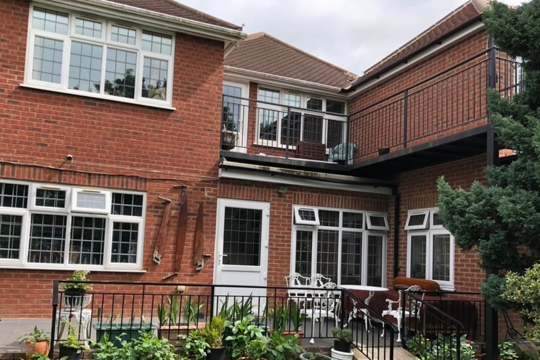 Apartment - Sleeps 2 - Patio - Parking
