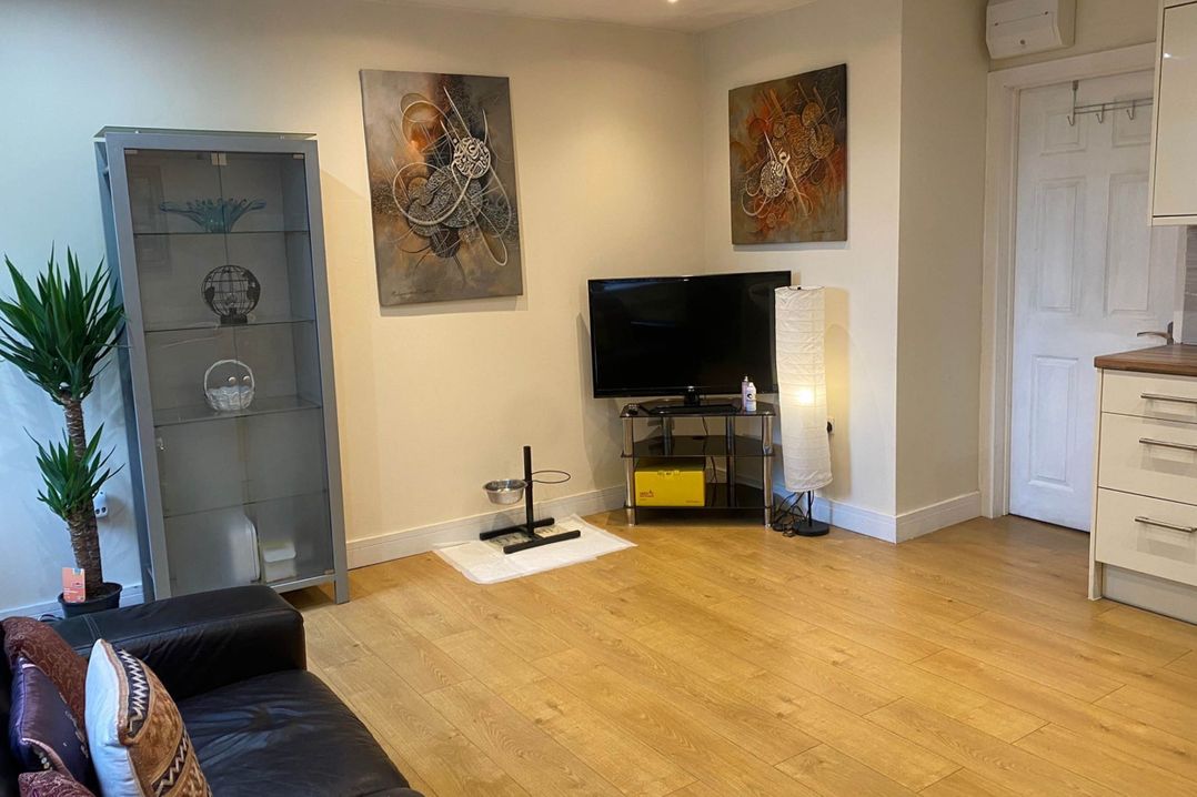 Apartment - Sleeps 2 - Patio - Parking