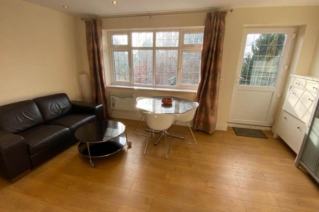 Apartment - Sleeps 2 - Patio - Parking