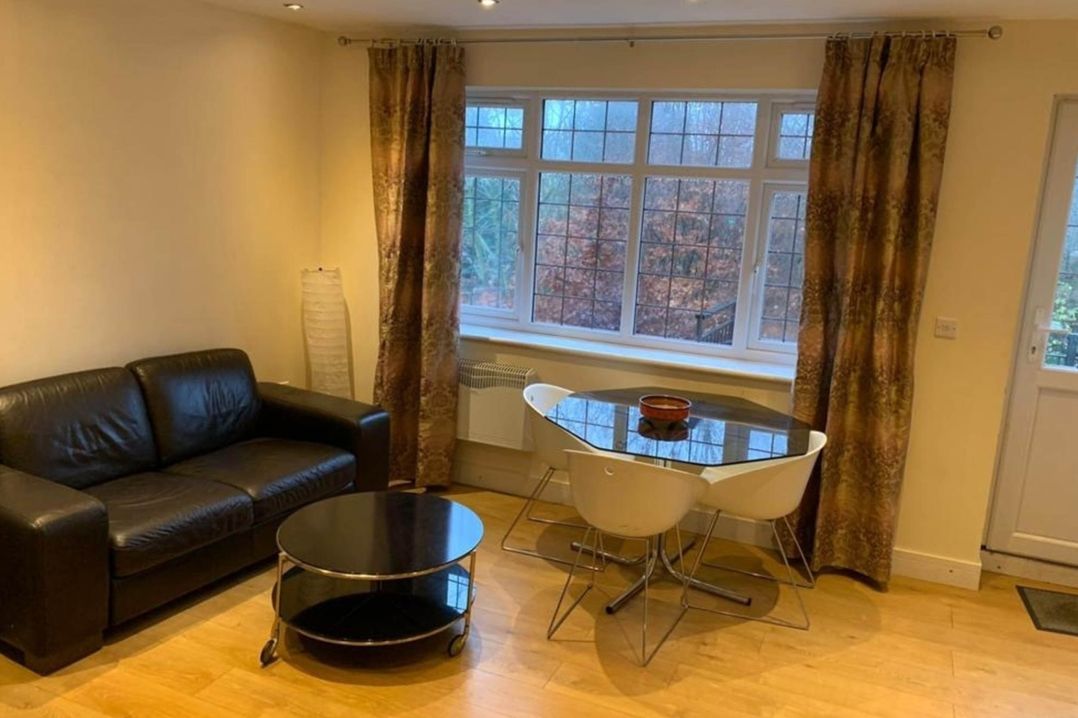 Apartment - Sleeps 2 - Patio - Parking