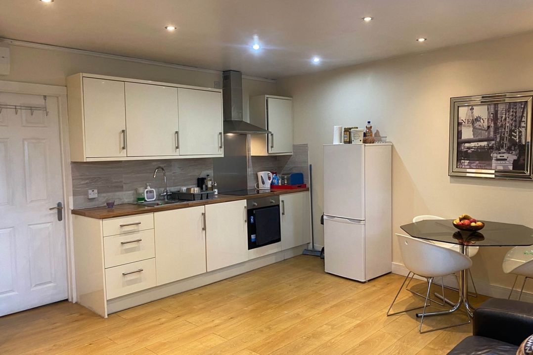 Apartment - Sleeps 2 - Patio - Parking