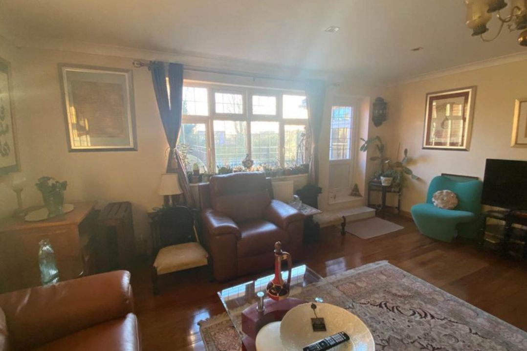 Apartment - Sleeps 4 - Parking - Balcony - Garden