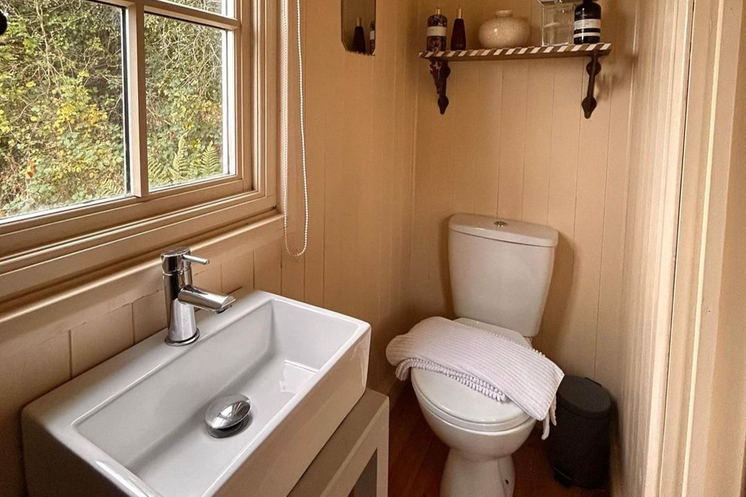 Cozy Cabin Retreat near Chepstow
