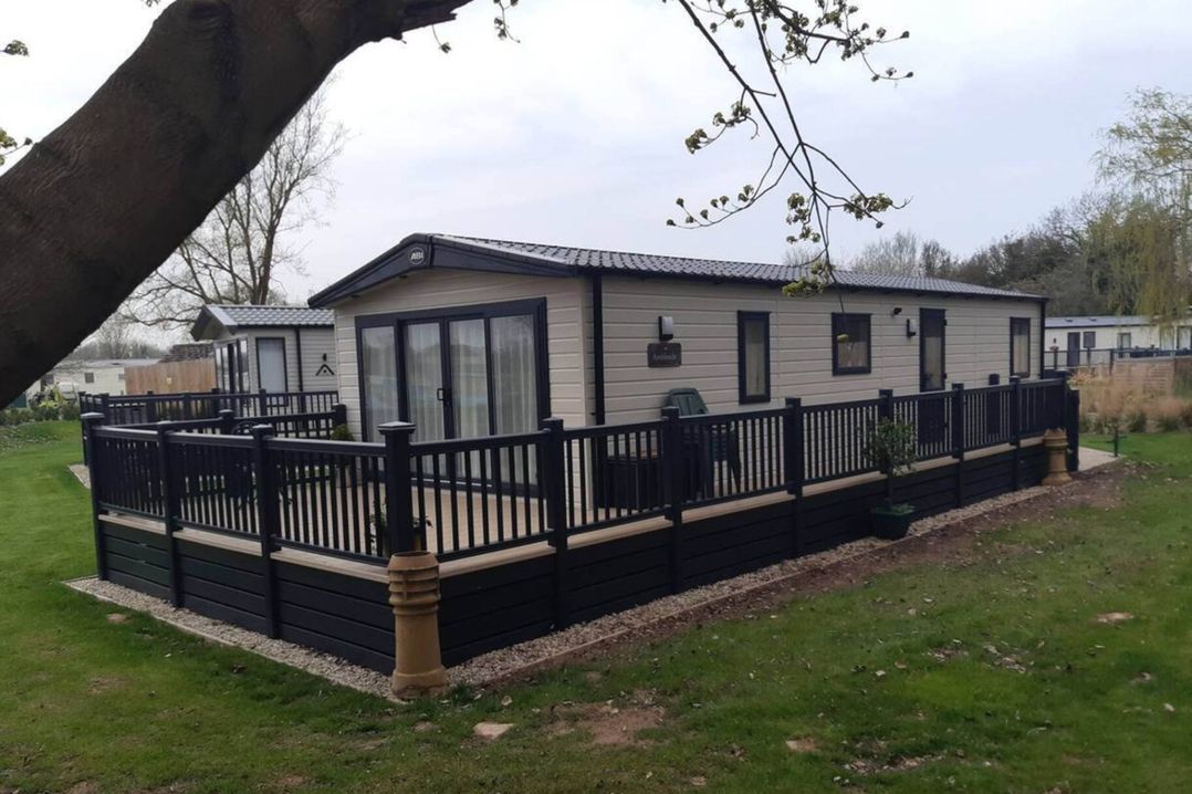 2 Bed Lodge Sleeps 4 - Pet Welcome - Fireplace