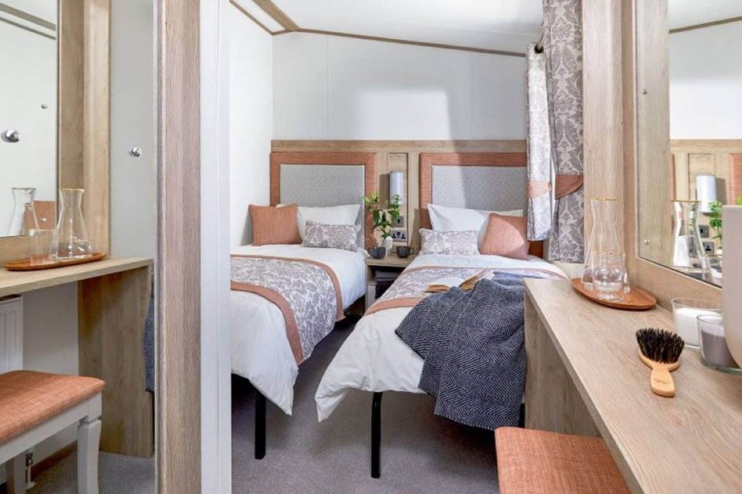 2 Bed Lodge Sleeps 4 - Pet Welcome - Fireplace