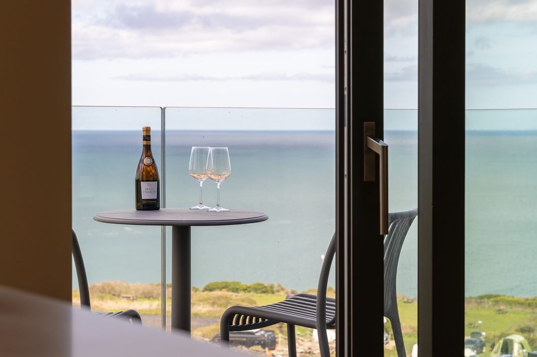 Hidden 1- Clifftop House Hot Tub