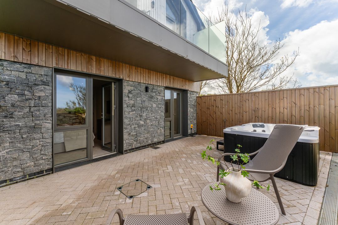 Hidden 1- Clifftop House Hot Tub