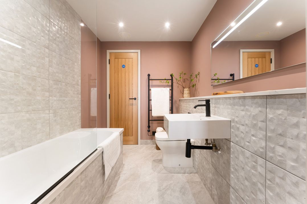 Hidden 1- Clifftop House Hot Tub