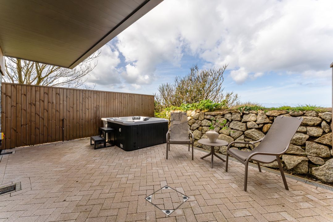 Hidden 1- Clifftop House Hot Tub