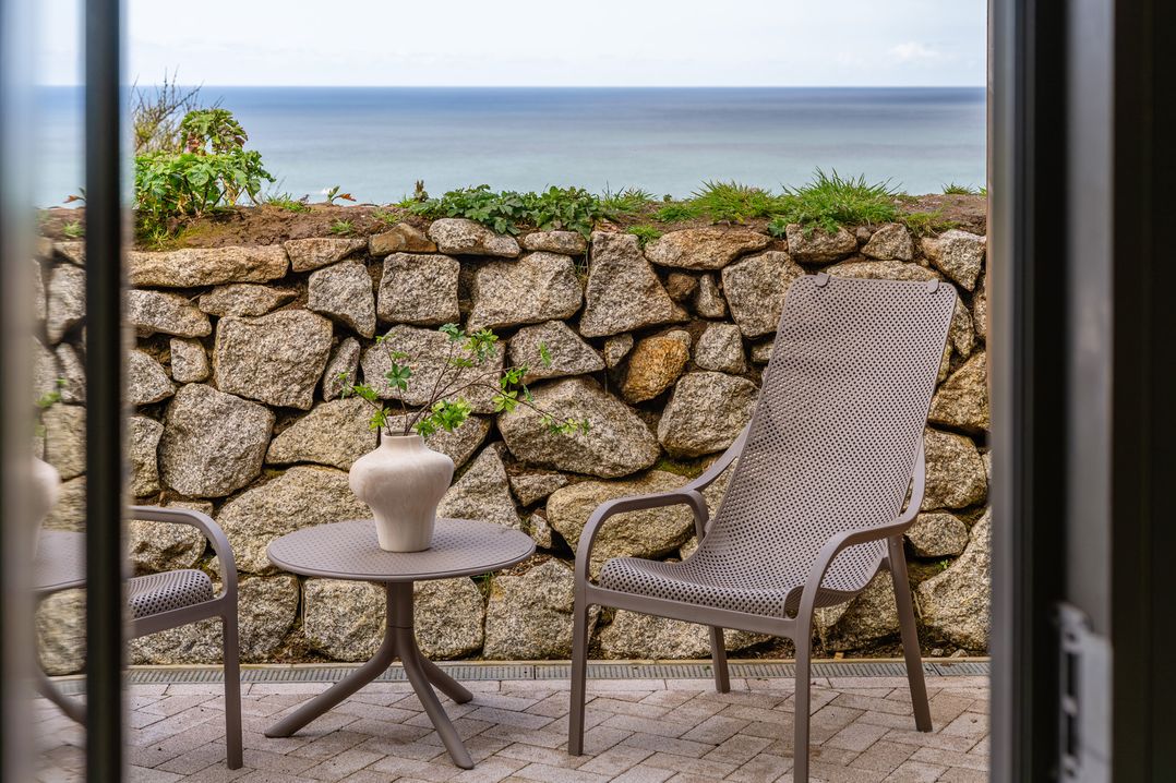 Hidden 1- Clifftop House Hot Tub