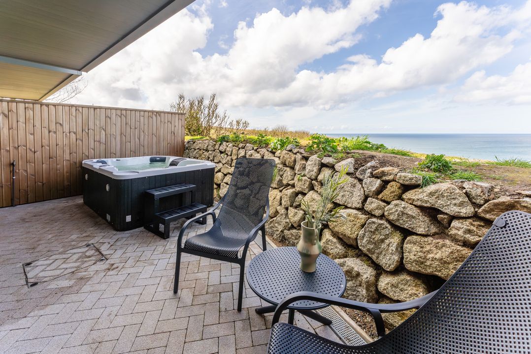 Hidden 2 – Bay House Hot Tub