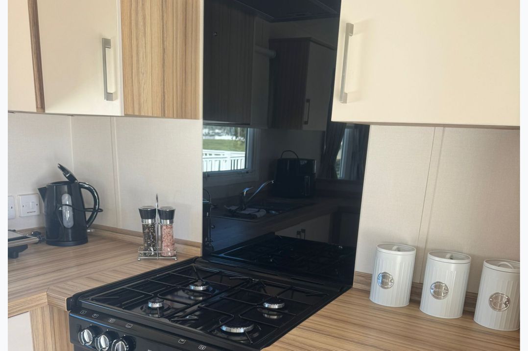 Caravan - Sleeps 6 - Parking