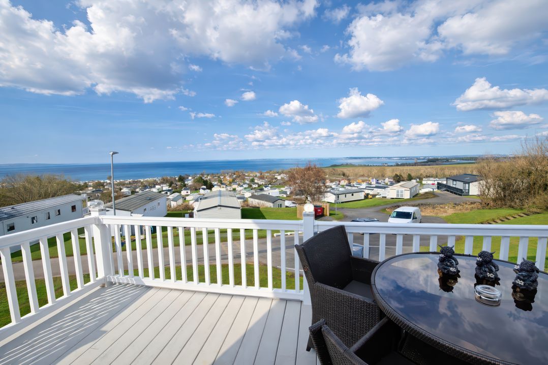 Caravan Sleeps 6 with Sea Views and Parking