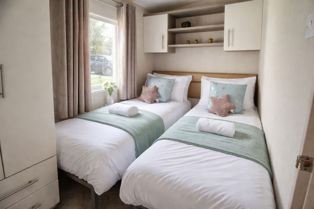 Caravan Sleeps 6 with Sea Views and Parking