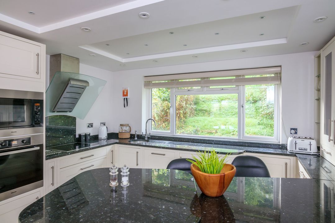 6 Knowle Court