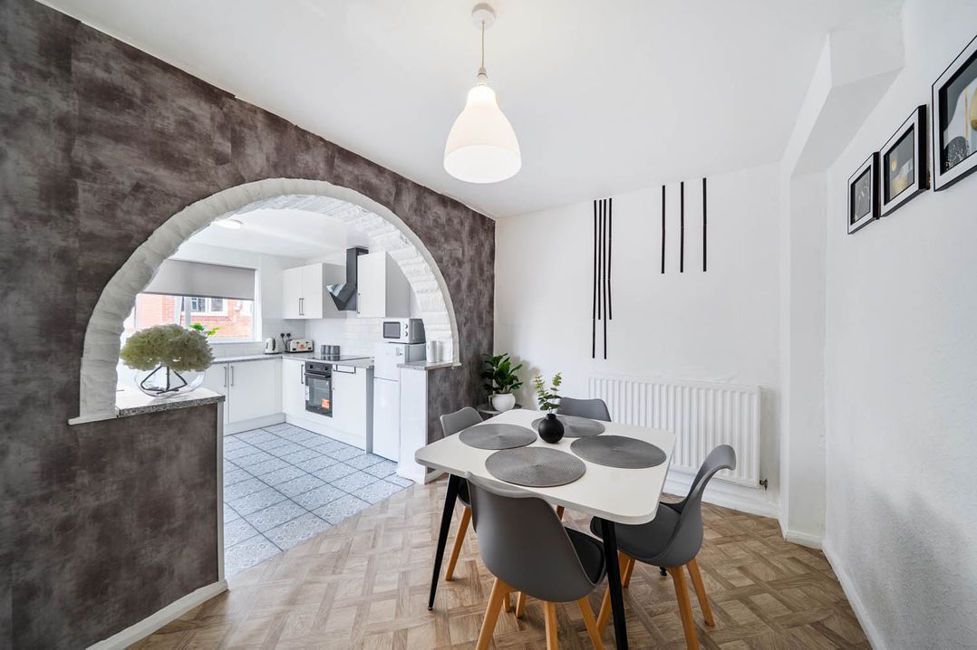 2 Bed House Sleeps 4 Garden Parking Wifi