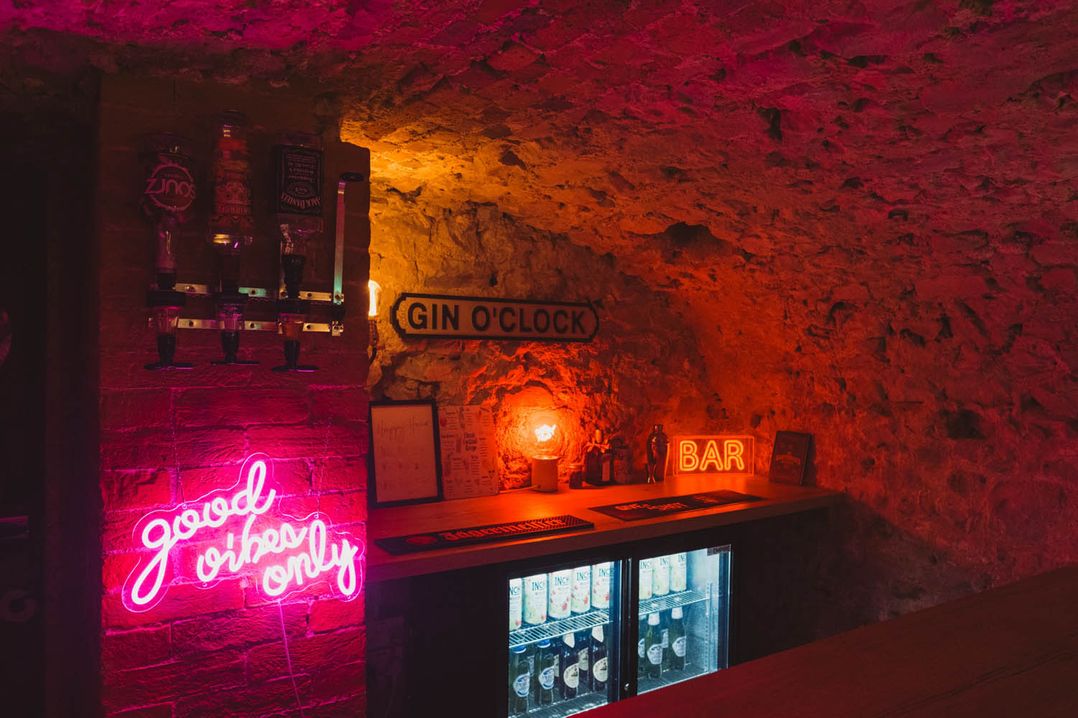 Luxury House sleeps 14 with Secret Bar near Bath