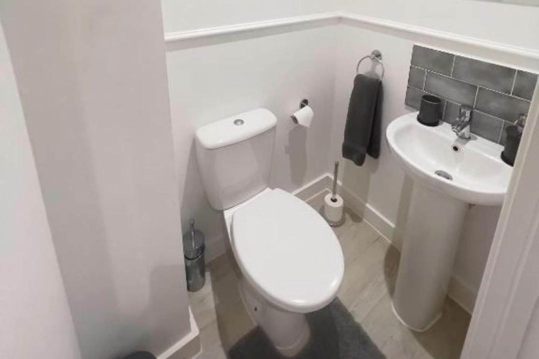 Family Friendly Apt Sleeps 6  Station Close