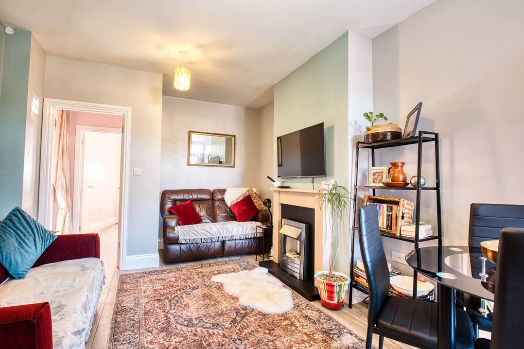 1bed apartment nr beach with garden
