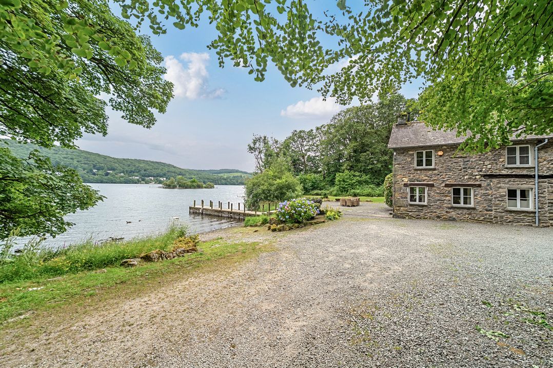 An outdoor view of a lake and a house at Hammerhole at the Graythwaite Estate near Hawkshead
