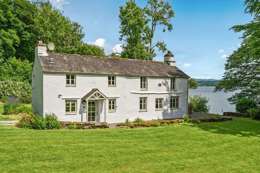 A house with a garden and lake view at Hullet Hall at the Graythwaite Estate near Hawkshead