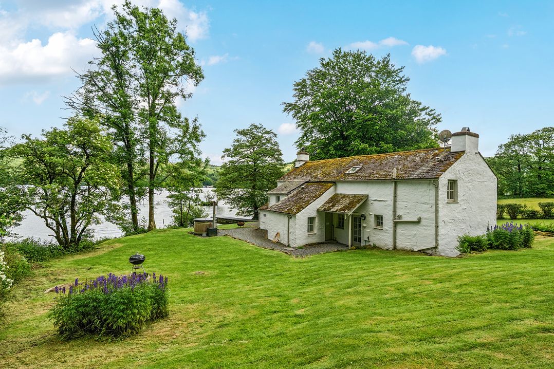 A house with garden and trees near a lake at Hullet Hall at the Graythwaite Estate near Hawkshead