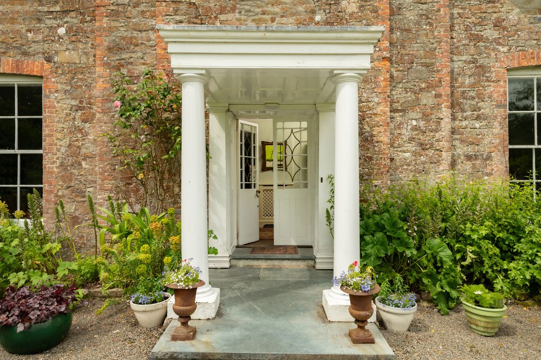 An entrance with plants at Parnacott in Holsworthy