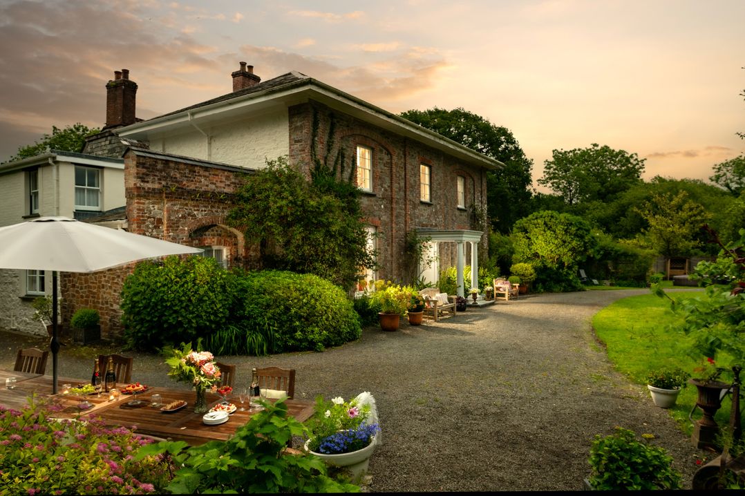 A house with garden furniture and plants at Parnacott in Holsworthy