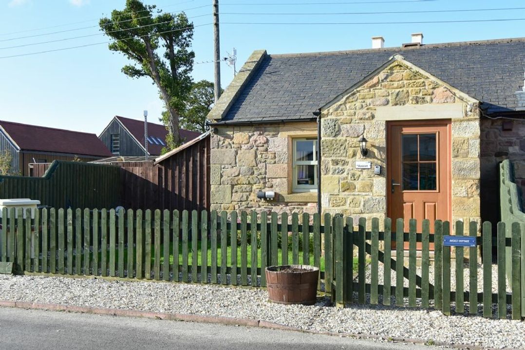 Avocet Cottage - Lucker Steadings