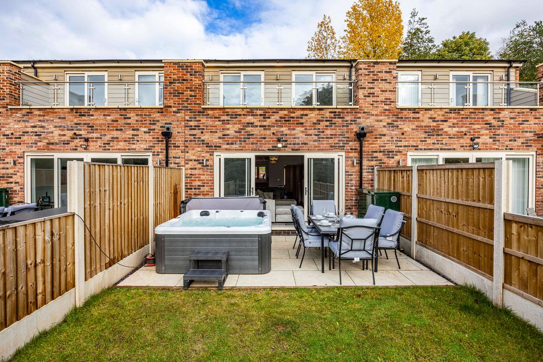 4 Riverside Mews