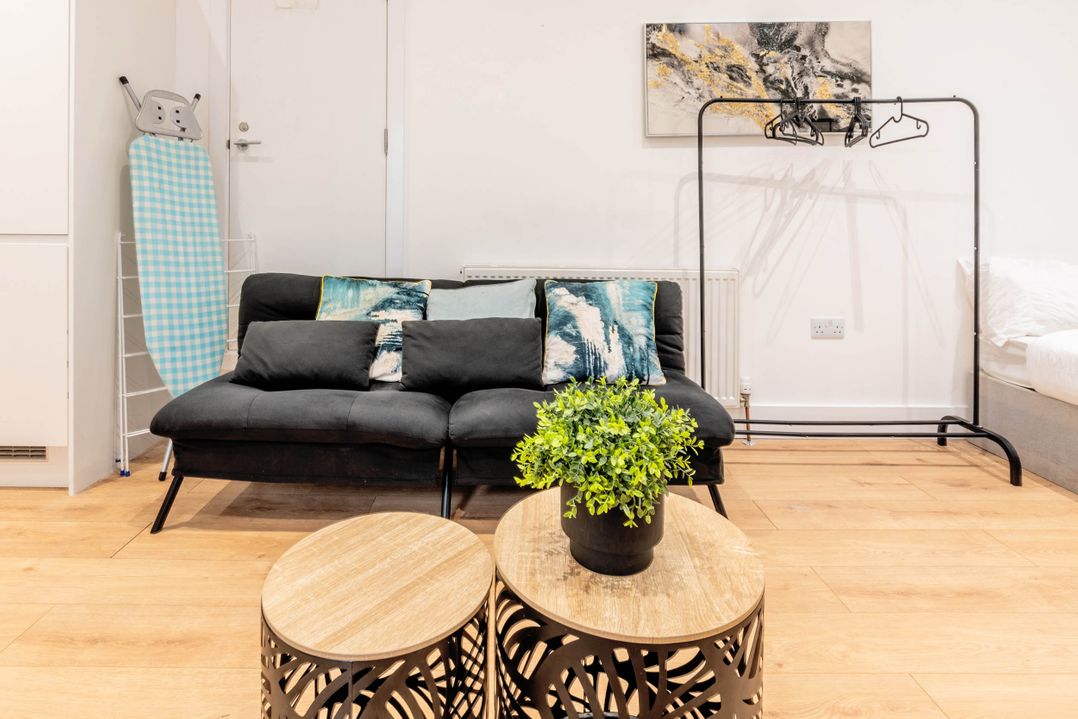 Central - Sleeps 2 - Near Transport - Parking