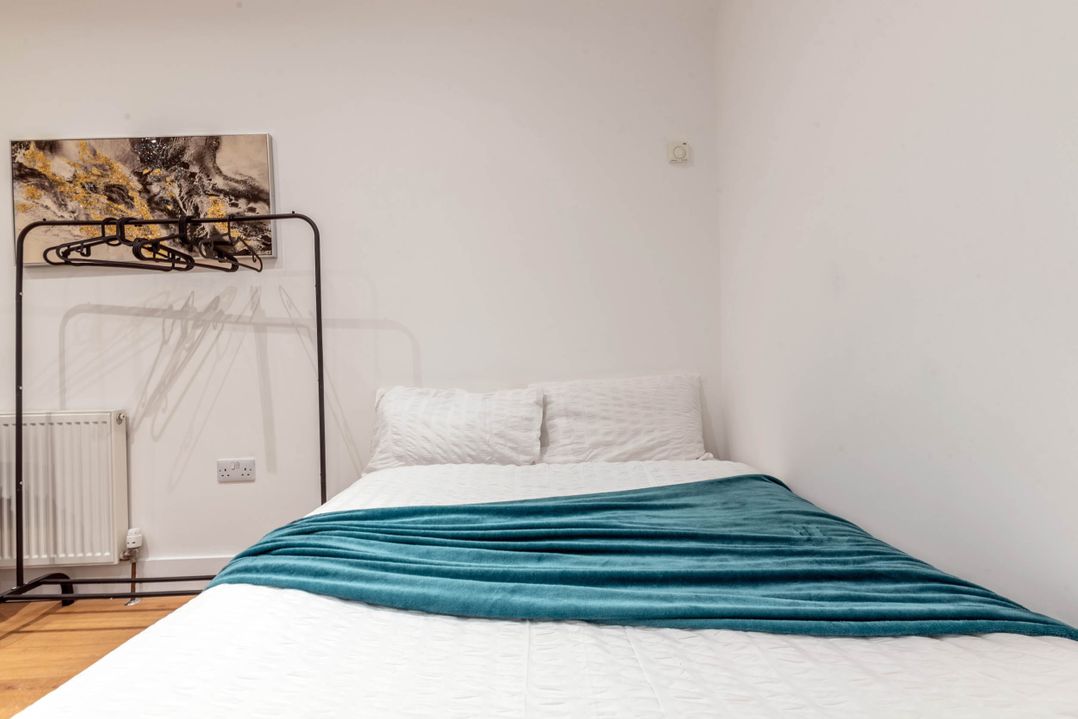 Central - Sleeps 2 - Near Transport - Parking