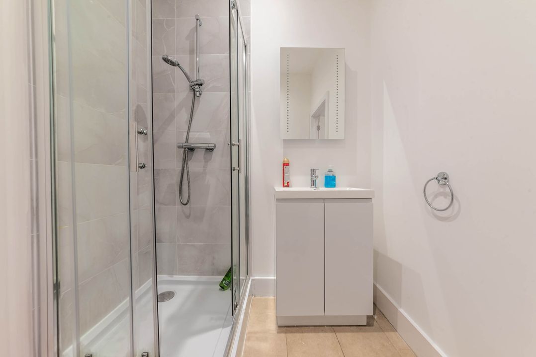 Central - Sleeps 2 - Near Transport - Parking