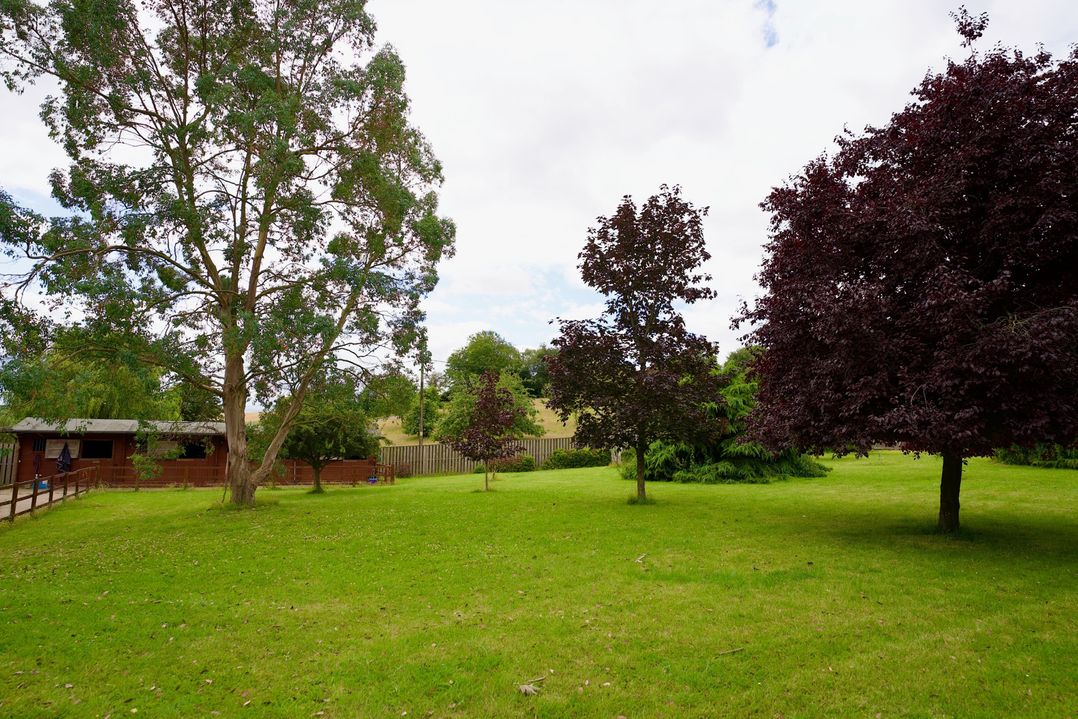 Tring Grange Cottage, Sleeps 2 with Onsite Parking
