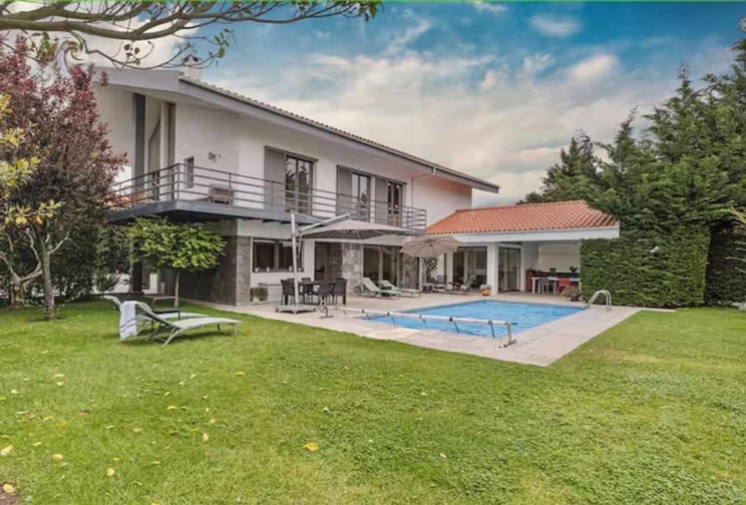 Equinox: Elegant house with a swimming pool