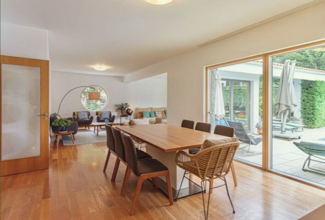 Equinox: Elegant house with a swimming pool