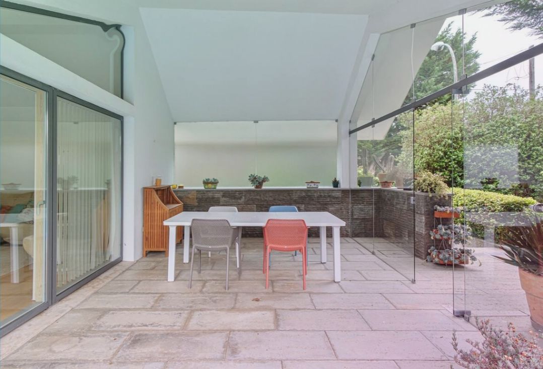 Equinox: Elegant house with a swimming pool