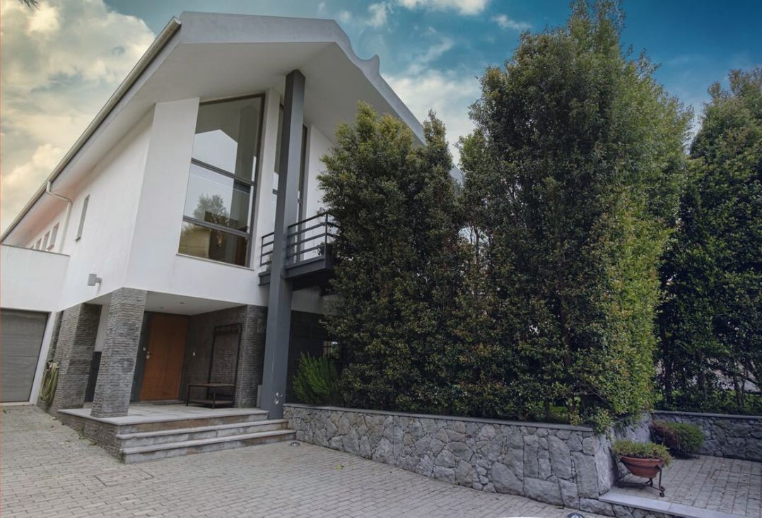 Equinox: Elegant house with a swimming pool