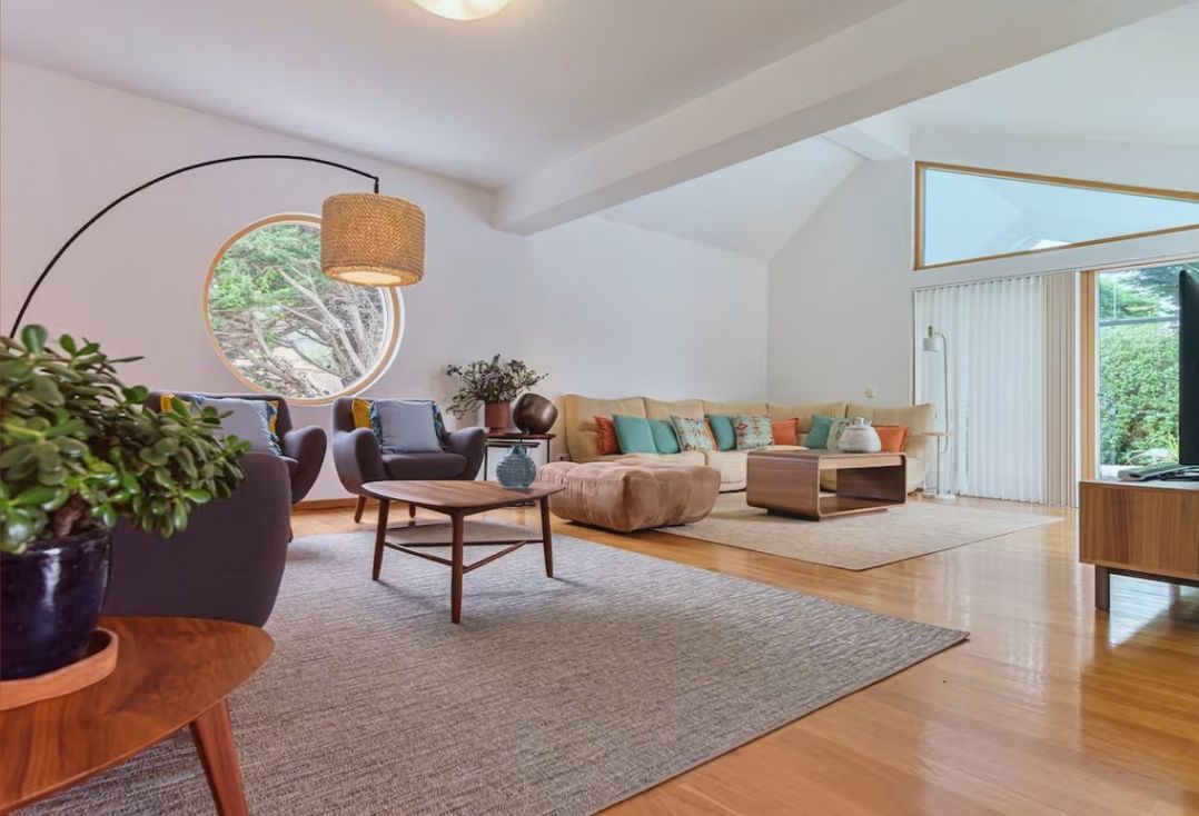 Equinox: Elegant house with a swimming pool